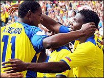 Delgado a Tenorio yn dathlu