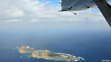 12月13日，中国海监B-3837飞机抵达钓鱼岛上空（13/12/2012）