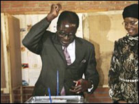 Robert Mugabe durante votação