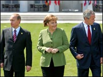 Vladimir Putin, Angela Merkel e George W. Bush