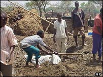 Uganďané pohřbívají oběti povstaleckého útoku