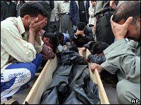 مرنے والوں کے لواحقین ہسپتال کے باہر