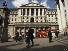 City workers outside the Bank of England
