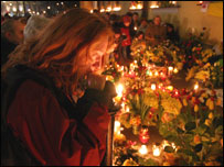 Fiéis choram a morte do papa no Vaticano