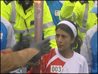 Manifestante tenta agarrar tocha olímpica em Londres