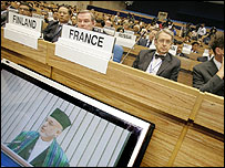 حامد کرزی در حال سخنرانی در کنفرانس منطقه ای همکاريهای اقتصادی در هند