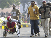 معذور افراد اور برقعہ پوش خواتین نے بھی حصہ لیا