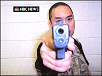 چو سونگ هوی اسلحه خود را رو به دوربین می گیرد