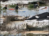 Equipes de resgate procuram por corpos na área inundada