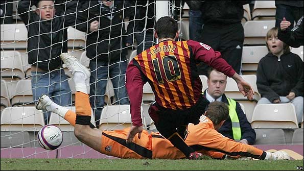 Peter Thorne scores for Bradford against Brentford