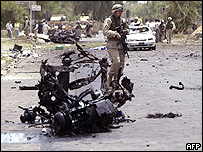 Americký voják na místě výbuchu