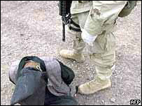 يک بازداشتی افغان