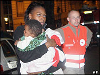 Mulher e criança que foram resgatadas do prédio em chamas