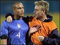 میچ کے دوران اطالوی کھلاڑیوں نے کالی پٹیاں باندھی تھیں