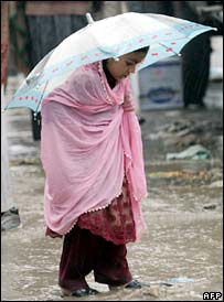 دخترک زلزله زده در مظفرآباد