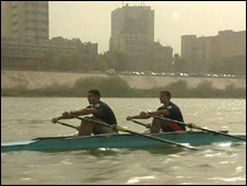 Hai vận động viên chèo thuyền Iraq