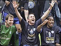 بازيکنان چلسی فتح ليگ برتر را جشن گرفتند