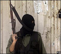 Oficial de segurança partidário do Fatah nas ruas da Faixa de Gaza