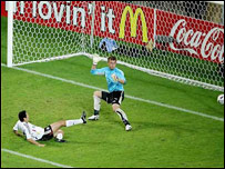 O alemão Neuville faz o gol da vitória contra a Polônia.