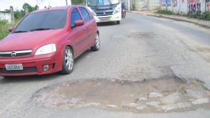 Buraco em rua de Salvador (Raíza Tourinho - BBC Brasil)