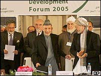 حامد کرزی (وسط)