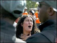 زن يهودی به پليس تمنا می کند