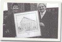 Mair James, cyfeilyddes ym Mryngwenith, yn derbyn rhodd gan Carys Ann