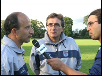 برانکو ايوانکوويچ (وسط) و مترجم او در حال گفتگو با گزارشگر ورزشی بخش فارسی