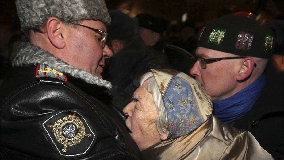 Людмила Алексеева лицом к лицу с руководителем ОМОН