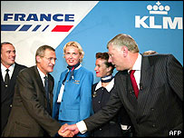 Representantes da Air France e da KLM selam o acordo
