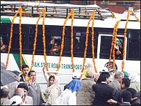 श्रीनगर से चली बस