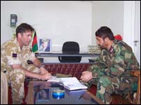 په سنگين کې د افغان پوځ يو ډگروال، دادن لونگ، د ناټو له يوۀ پوځي افسر سره