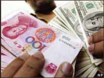 Dolar ve Yuan banknotları