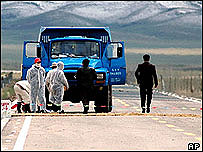 Cảnh kiểm tra cúm gia cầm ở một vùng của Trung Quốc