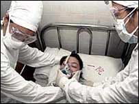 Funcionários de hospital na China realizam exercício para tratar pacientes com Sars