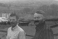 Gareth Evans a David Edwards, dau gyn-sw yddog Dairy Crest svdd bellach yn cynghori Gweithgor Dyffryn Aeron ac yn helpu a'r dasg o ddod a gwaith newydd i'r safle.