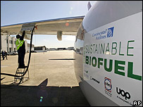 Boeing da Continental Airlines sendo abastecido para vôo com biocombustível