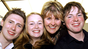 Catrin Jones gyda thri o gystadleuwyr Gwobr Goffa Richard Burton - Gwion Aled Williams, y buddugol, Manon Wyn Williams ac Aron Morris