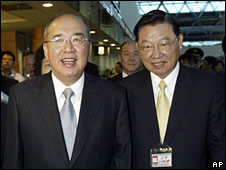 Ông Ngô Bá Hùng (trái) và phó chủ tịch Quốc dân Đảng