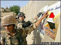 Referandum afişleri asan Irak askerleri