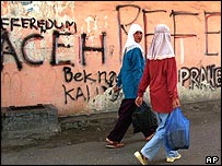 Endonezya sokaklarında Özgür Aceh hareketini destekleyen duvar yazıları