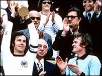 Franz Beckenbauer levanta a Taça Fifa