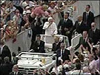 Homem tenta chegar ao papa em Roma