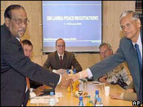 UNP government's chief negotiator GL Peiris (r) shaking hands with LTTE chief negotiator Anton Balasingham (file photo)