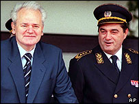 Bývalý jugoslávský prezident Miloševič a bývalý náčelník štábu Jugoslávské armády Nebojša Pavkovič (vpravo)