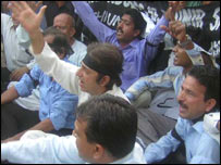 یہ احتجاجی جلوس کراچی پریس کلب سے نکالا گیا