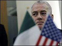 O agente especial do FBI encarregado da operação, David Shafer, dá entrevista no Ministério do Interior em Roma