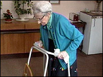 Yaşlı bir emekli kadın