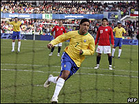 Ronaldinho abre placar contra o Chile
