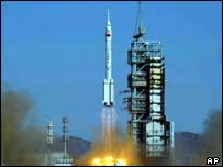 راکت چينی که نخستين فضانورد اين کشور را به مدار زمين برد